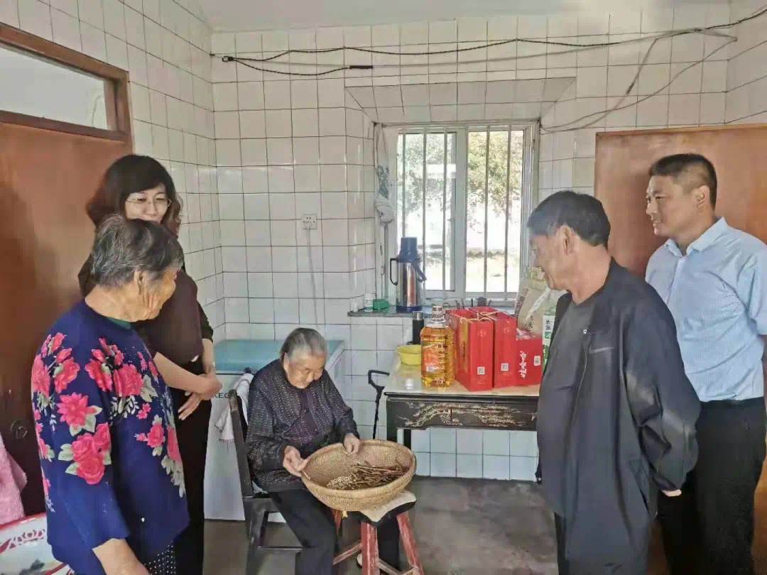 看望百岁1.jpg