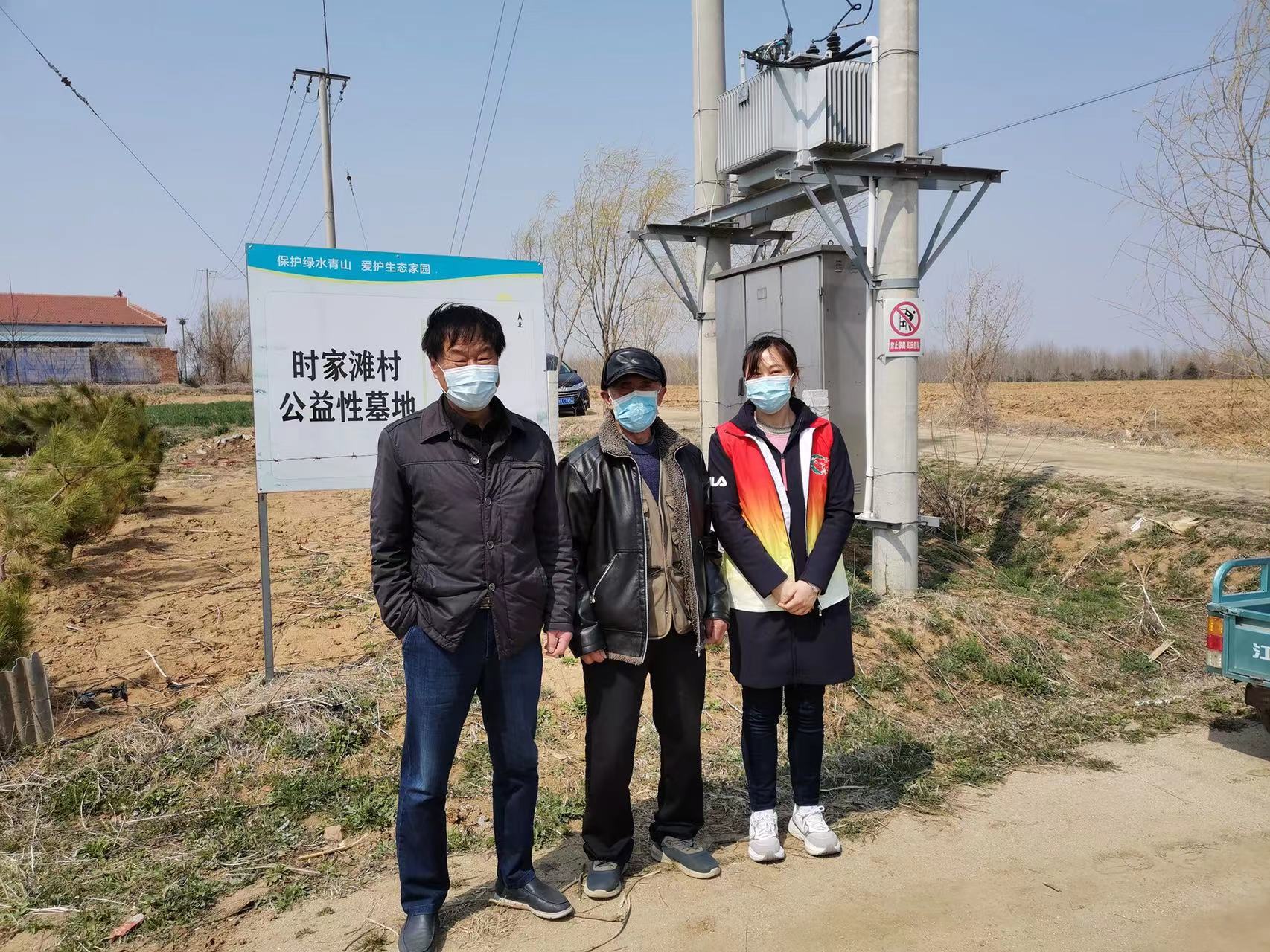 机关干部、村干部值守村级墓地.jpg