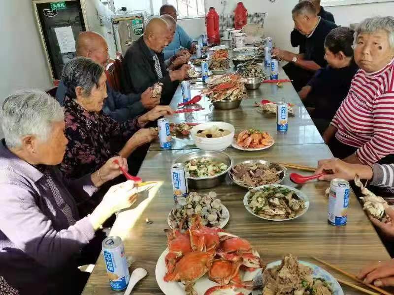 老人就餐.jpg