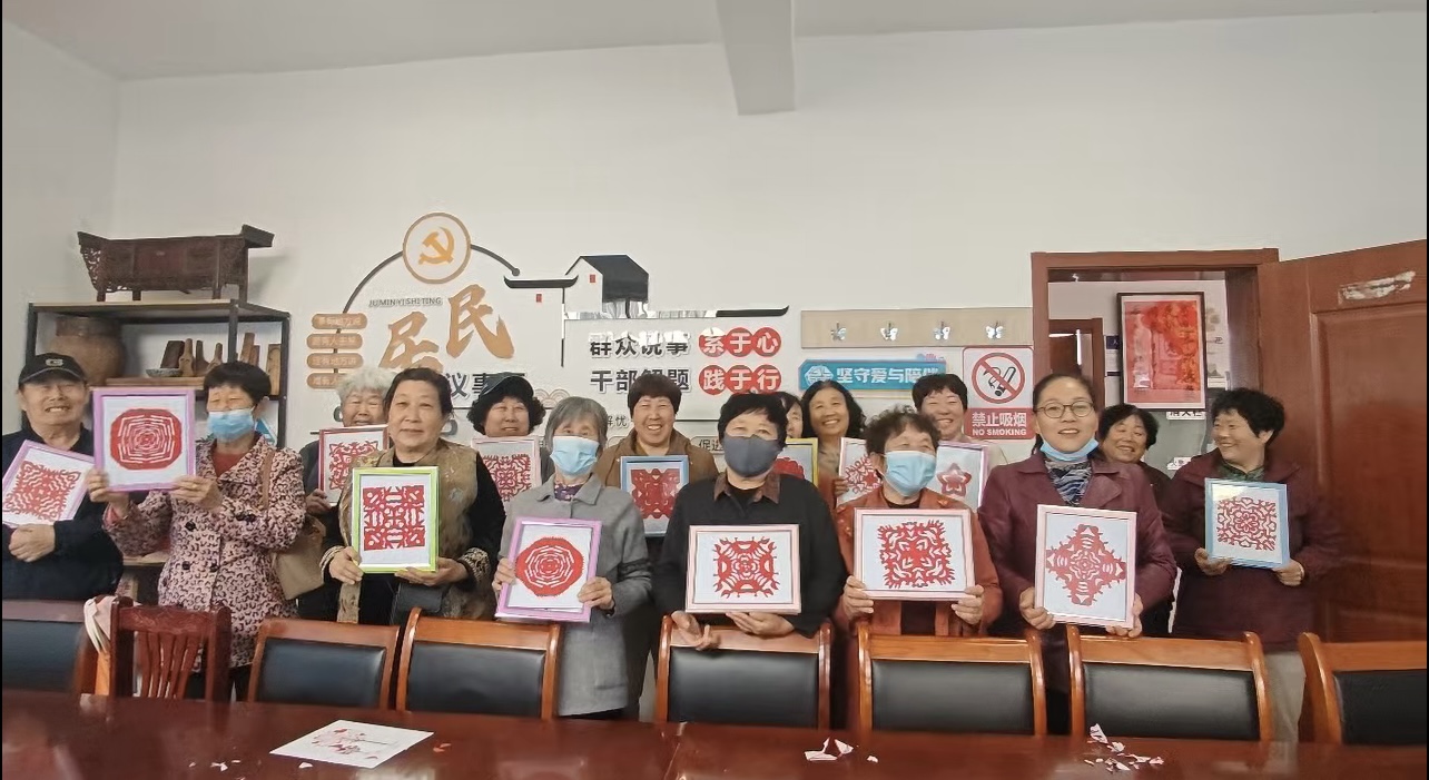 剪纸合影.jpg
